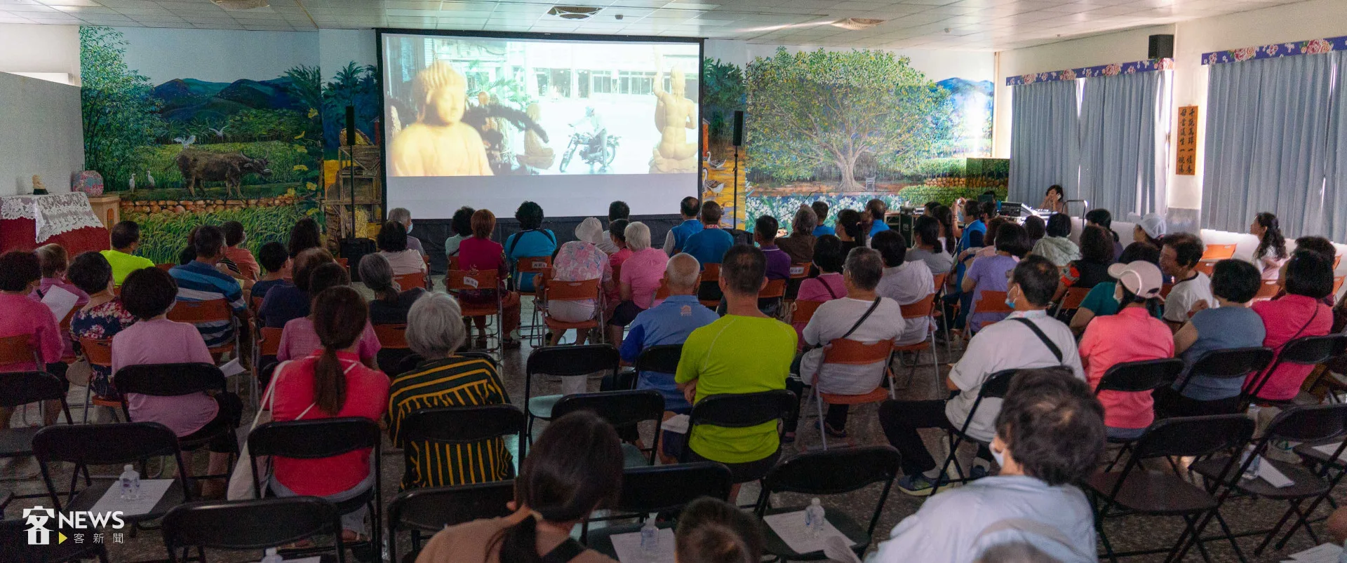 《小城故事》客語版修復版今天(13日)在三義圖書館放映,吸引100多位鄉親到場觀看。李台源攝