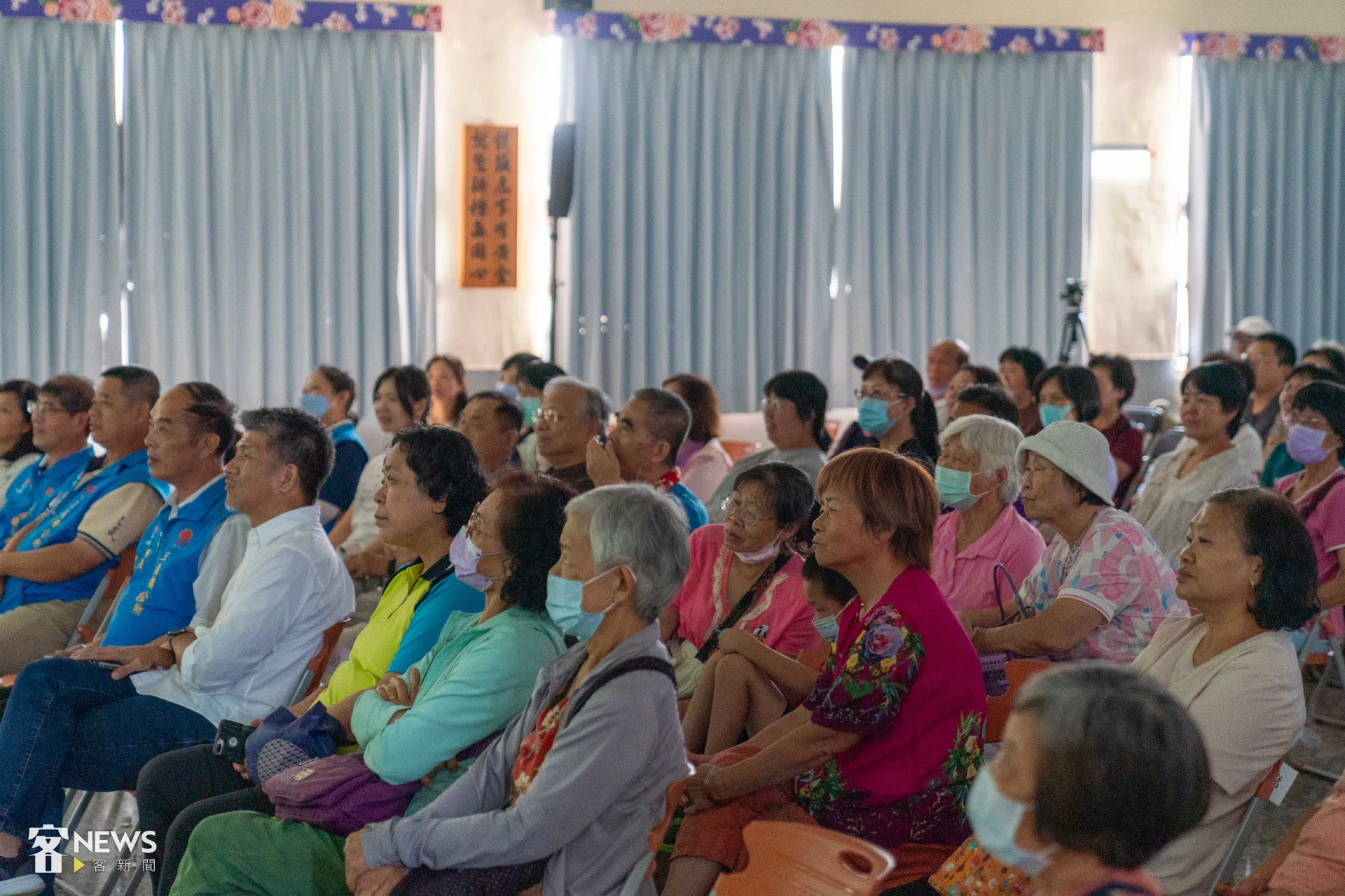 《小城故事》客語版修復版今天(13日)在三義圖書館放映,吸引100多位鄉親到場觀看。李台源攝