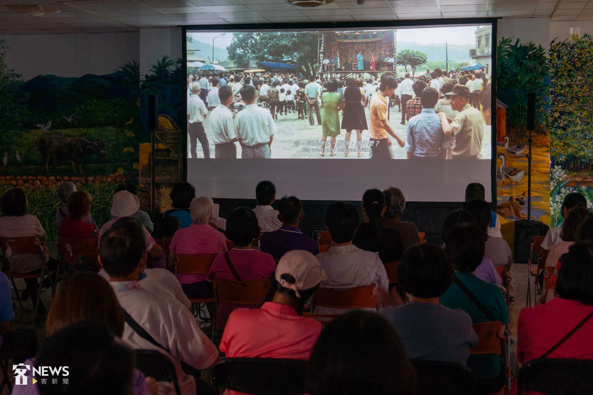 《小城故事》客語版修復版今天(13日)在三義圖書館放映,吸引100多位鄉親到場觀看。李台源攝