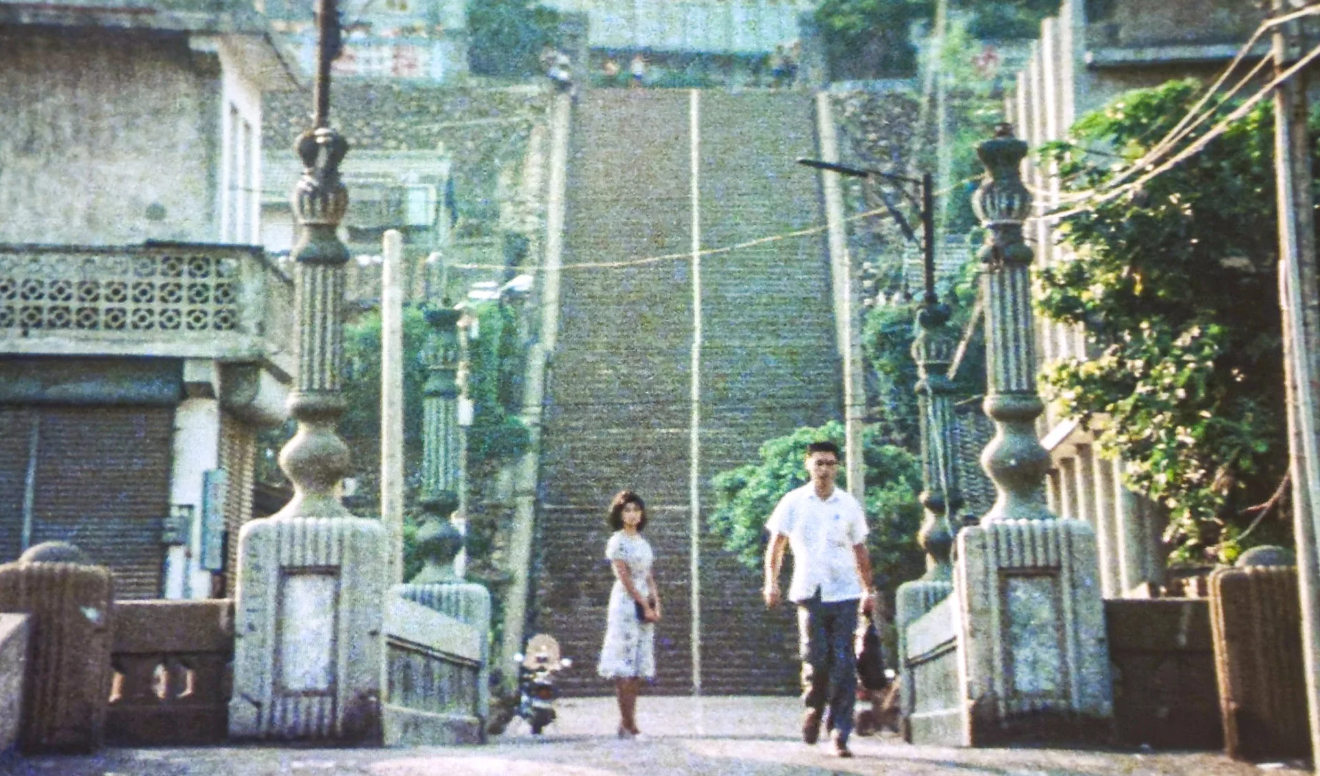 《小城故事》劇中,鍾鎮濤與李烈在三義坤慶橋場景。翻攝電影畫面