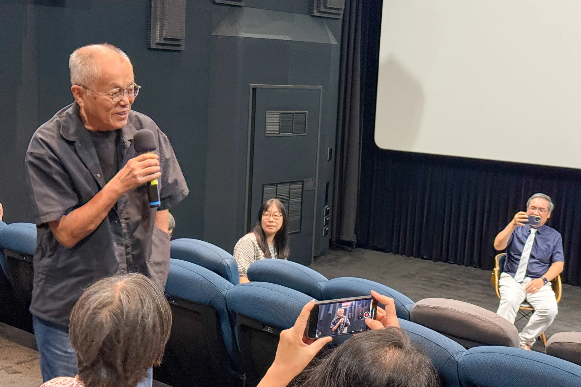 第60屆金馬獎終身成就獎、當時擔任《小城故事》攝影師陳坤厚。章倩萍攝