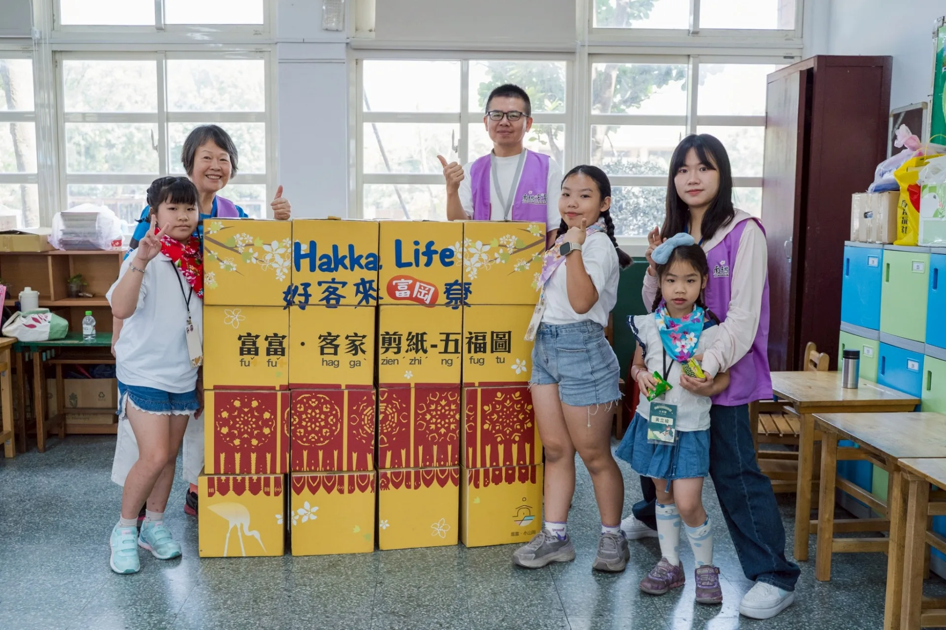 客家五福剪紙四方箱拼圖體驗。沈明彥攝