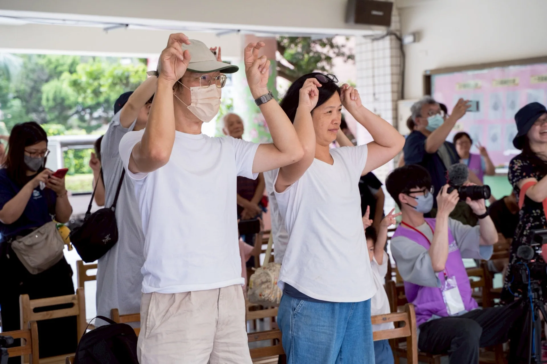 現場民眾家長客語互動。沈明彥攝