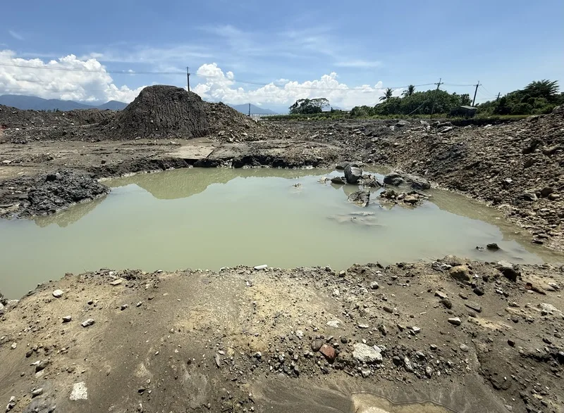 美濃「大峽谷」案延燒，國民黨立委柯志恩12日赴高雄市美濃區吉洋農地會勘，她說，美濃過去有引以為傲的水源保護區，現在居民卻怕喝到遭污染的水。圖為遭盜採、濫倒農地當前現況。中央社