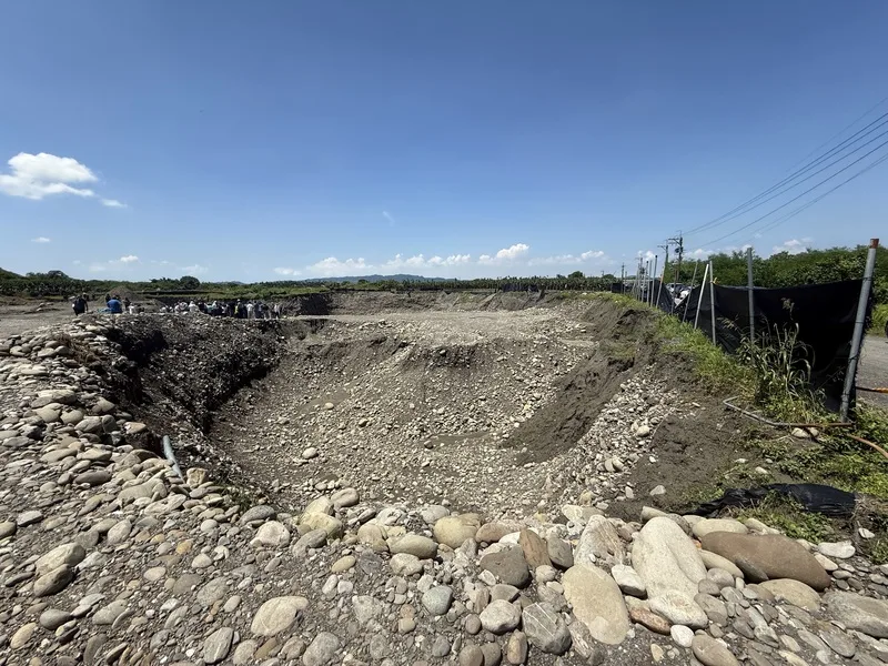 高雄市美濃區農地遭不法盜採土石及回填廢棄物，高雄市長陳其邁表示，案件依法嚴查嚴辦，跨局處聯合稽查，大規模掃蕩。圖為國民黨立委柯志恩12日召集中央、地方等相關單位會勘。中央社