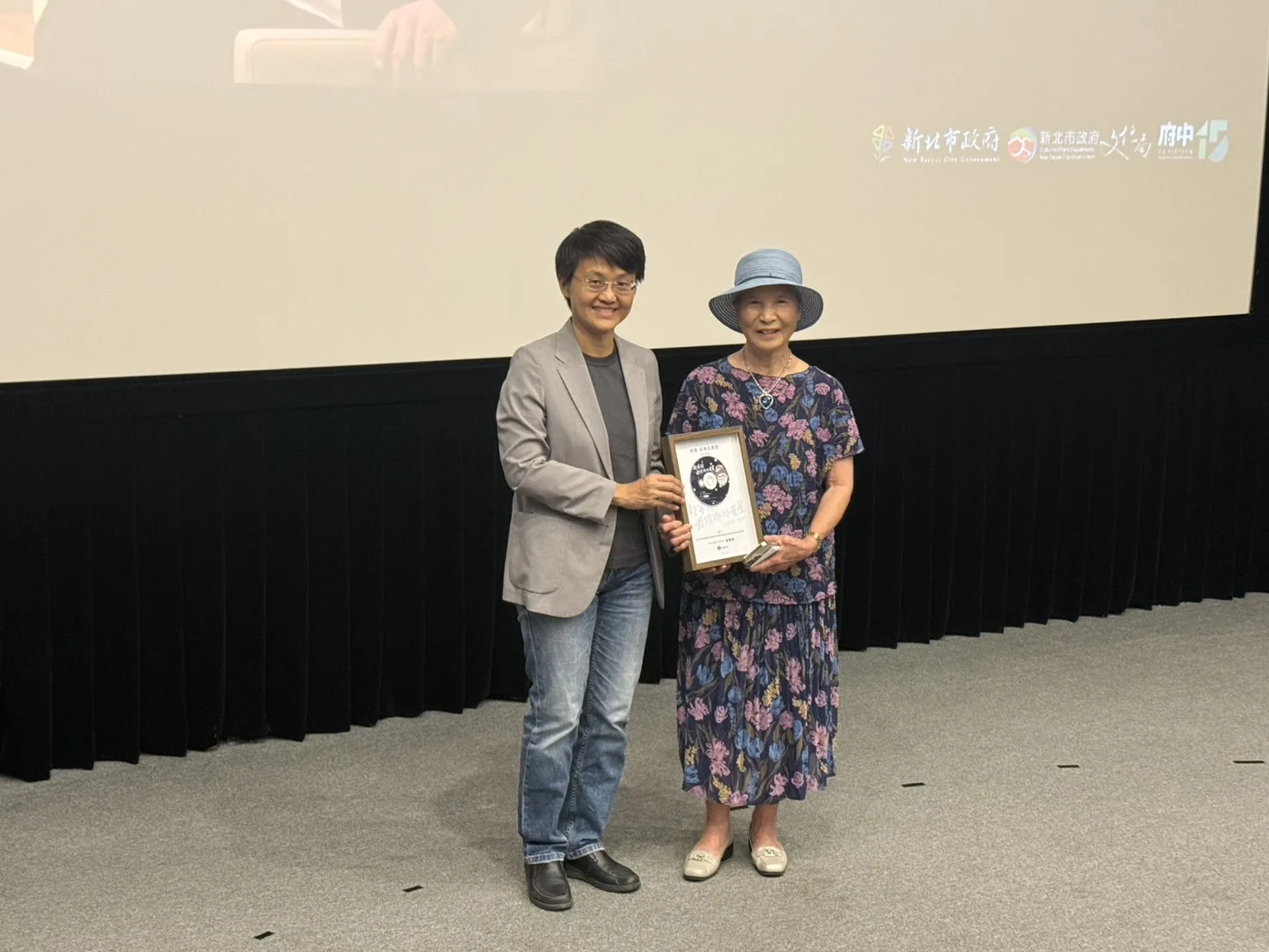 客委會主委古秀妃與邱垂亮夫人林月琴。客委會提供