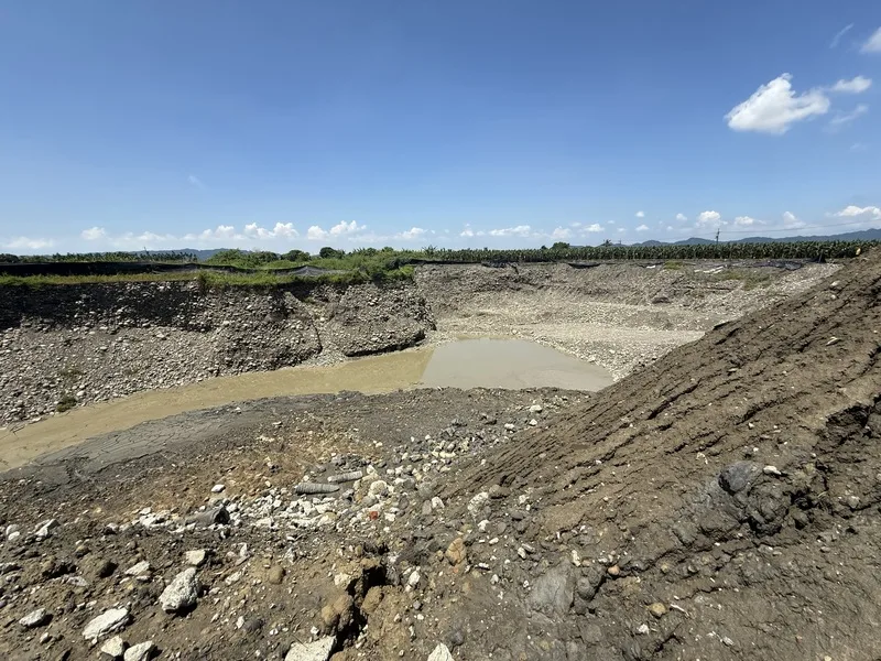 高雄市美濃區農地遭不法盜採土石及回填廢棄物，高雄市長陳其邁表示，案件依法嚴查嚴辦，跨局處聯合稽查，大規模掃蕩。圖為現場留下的巨大坑洞。中央社