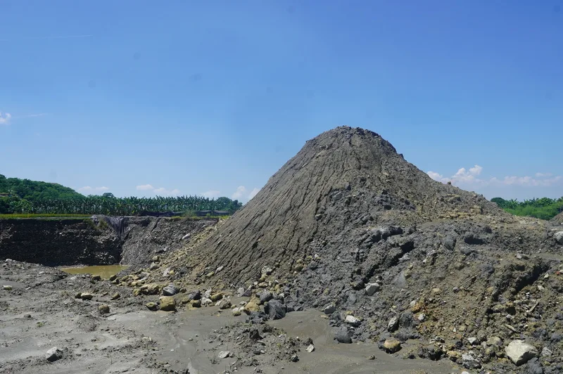 美濃盜採、濫倒情況非常嚴重，當地居民邀國土署、農業部等中央單位至現場勘查取證。圖為遭盜採、濫倒農地土方堆成小山。中央社