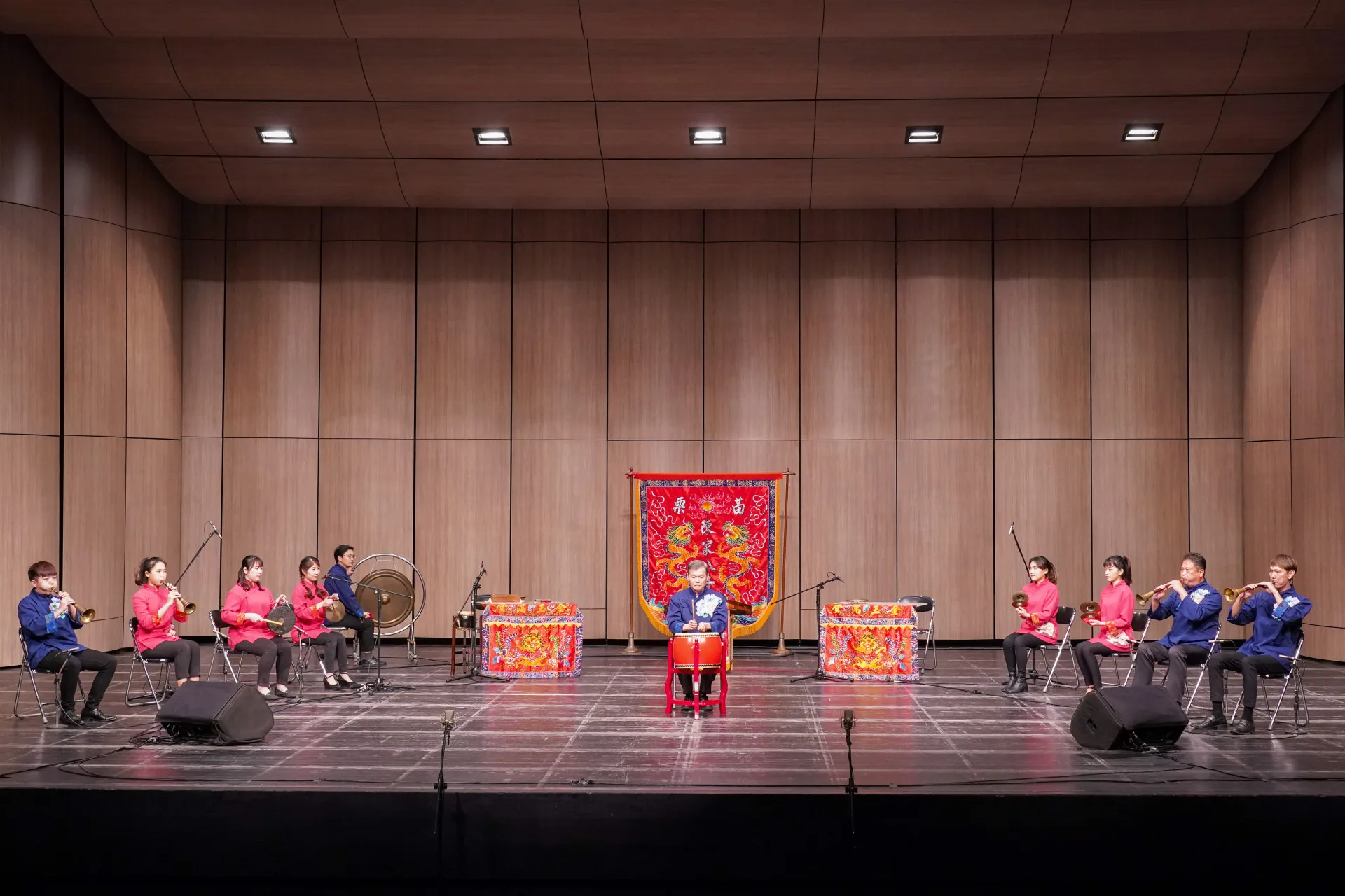 鄭榮興擔任大吹場領鼓。陳家班北管八音團提供