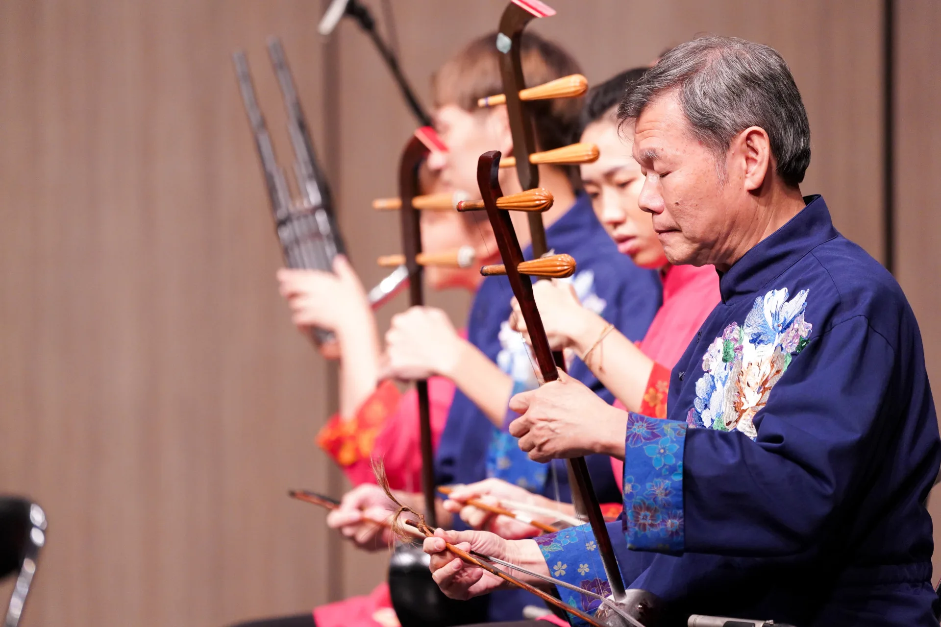 鄭榮興演奏二絃。陳家班北管八音團提供