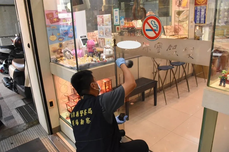 苗栗縣竹南鎮15日傍晚發生銀樓搶案，嫌犯佯稱要買金飾，趁著店家不注意，搶走價值約新台幣70餘萬元金飾。警方於案發後6小時逮獲4嫌，其中2人未成年，將4人分別移送苗栗地檢署及苗栗地方法院偵辦。警方提供