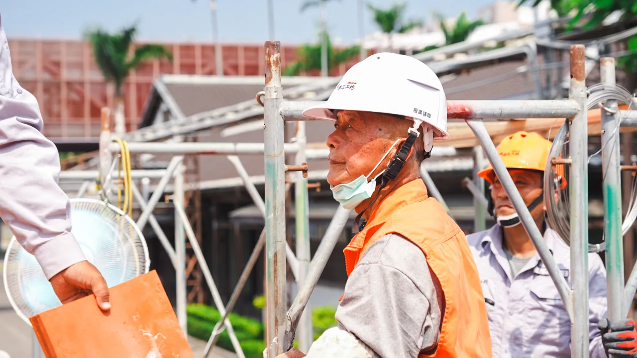 國寶瓦作匠師傅明光辭世。翻攝自文資傳匠工坊臉書粉絲專頁
