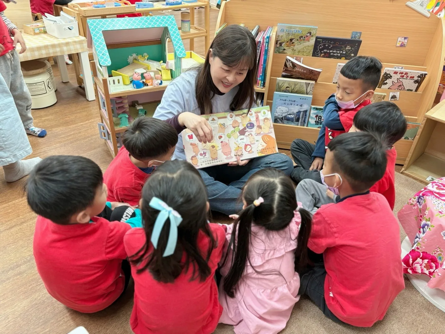 曾淑珍說，全校學生近60人，超過6成都是客家人，目前有5名教師通過客語認證，其中3名具備中高級資格，從平日師生問候、校園廣播都改用客語。翻攝自鳳仁國小臉書