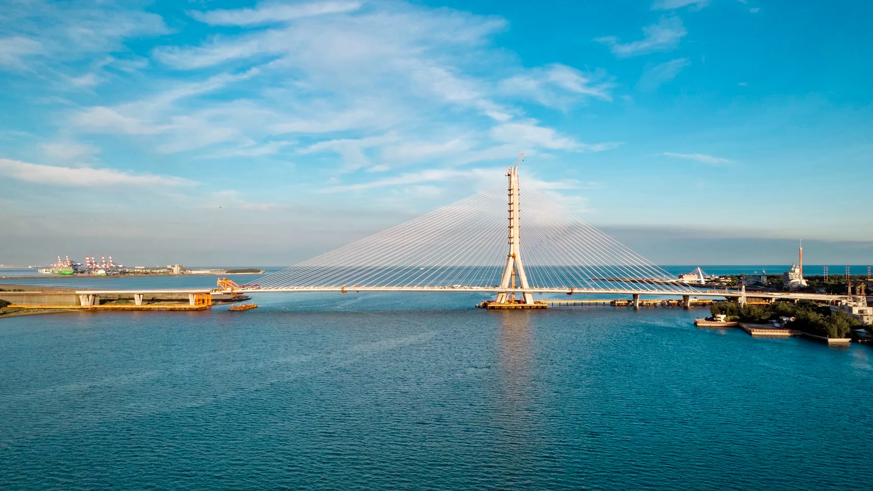 淡江大橋於今天合龍。總統府提供