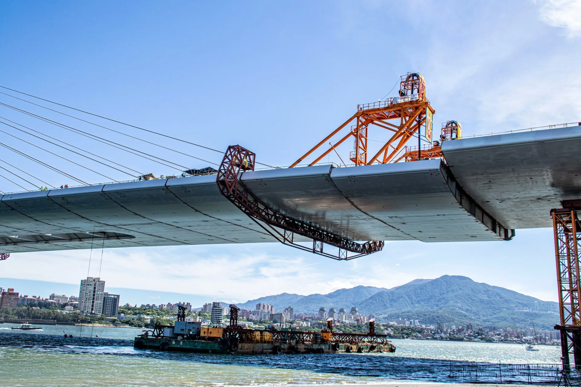 世界最大跨距單塔不對稱斜張橋、淡江大橋今天合龍。交通部提供