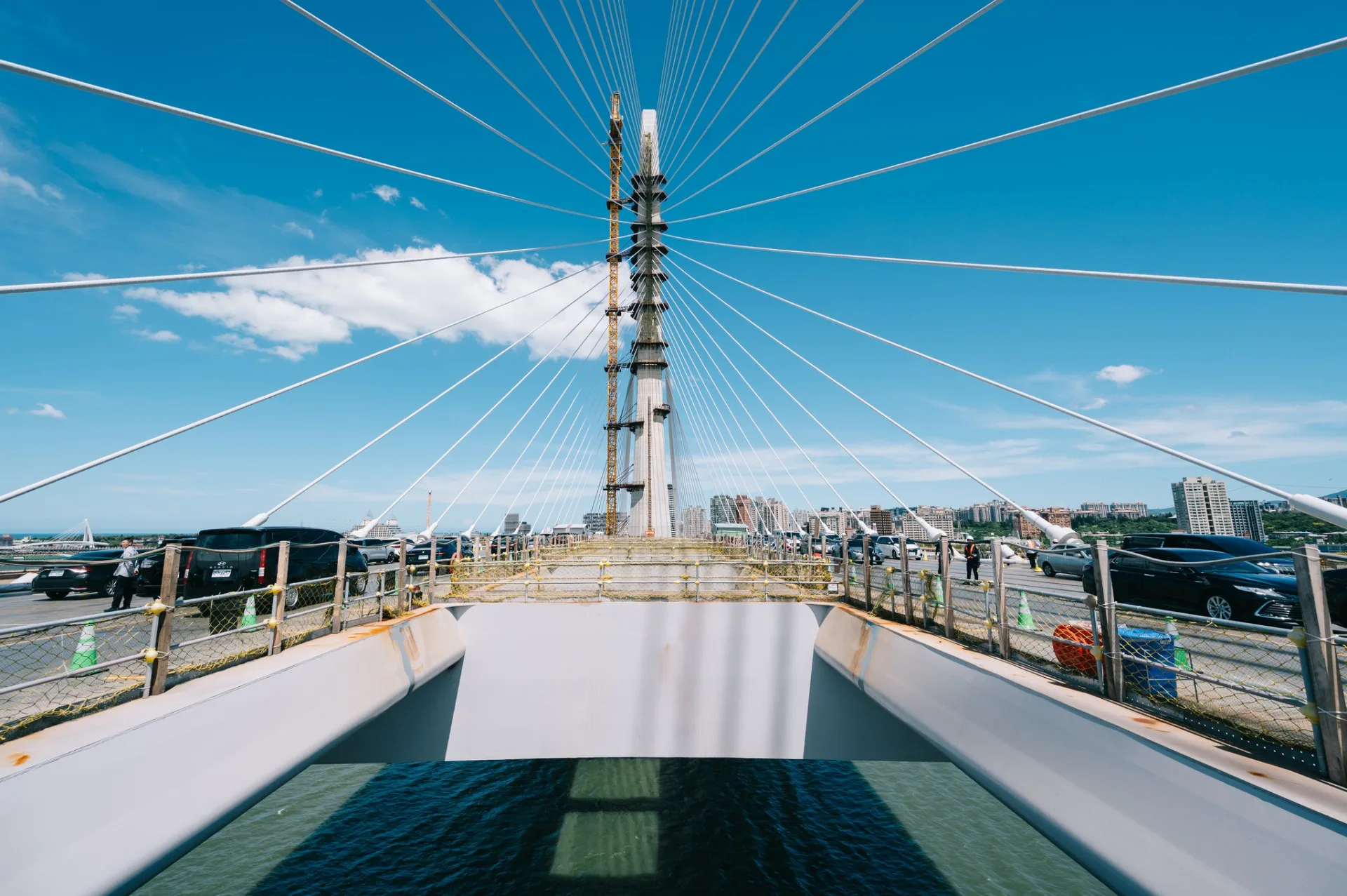 世界最大跨距單塔不對稱斜張橋、淡江大橋今天合龍。交通部提供