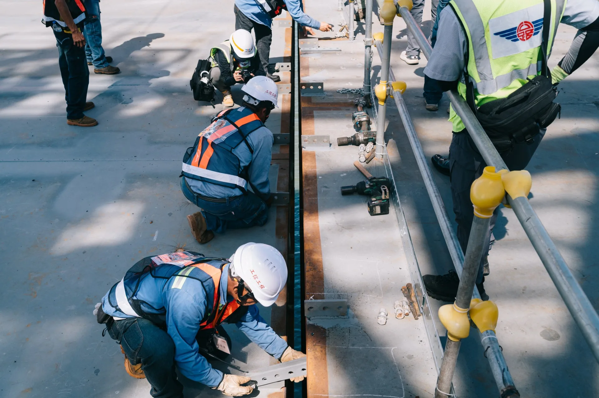 世界最大跨距單塔不對稱斜張橋、淡江大橋今天合龍。交通部提供