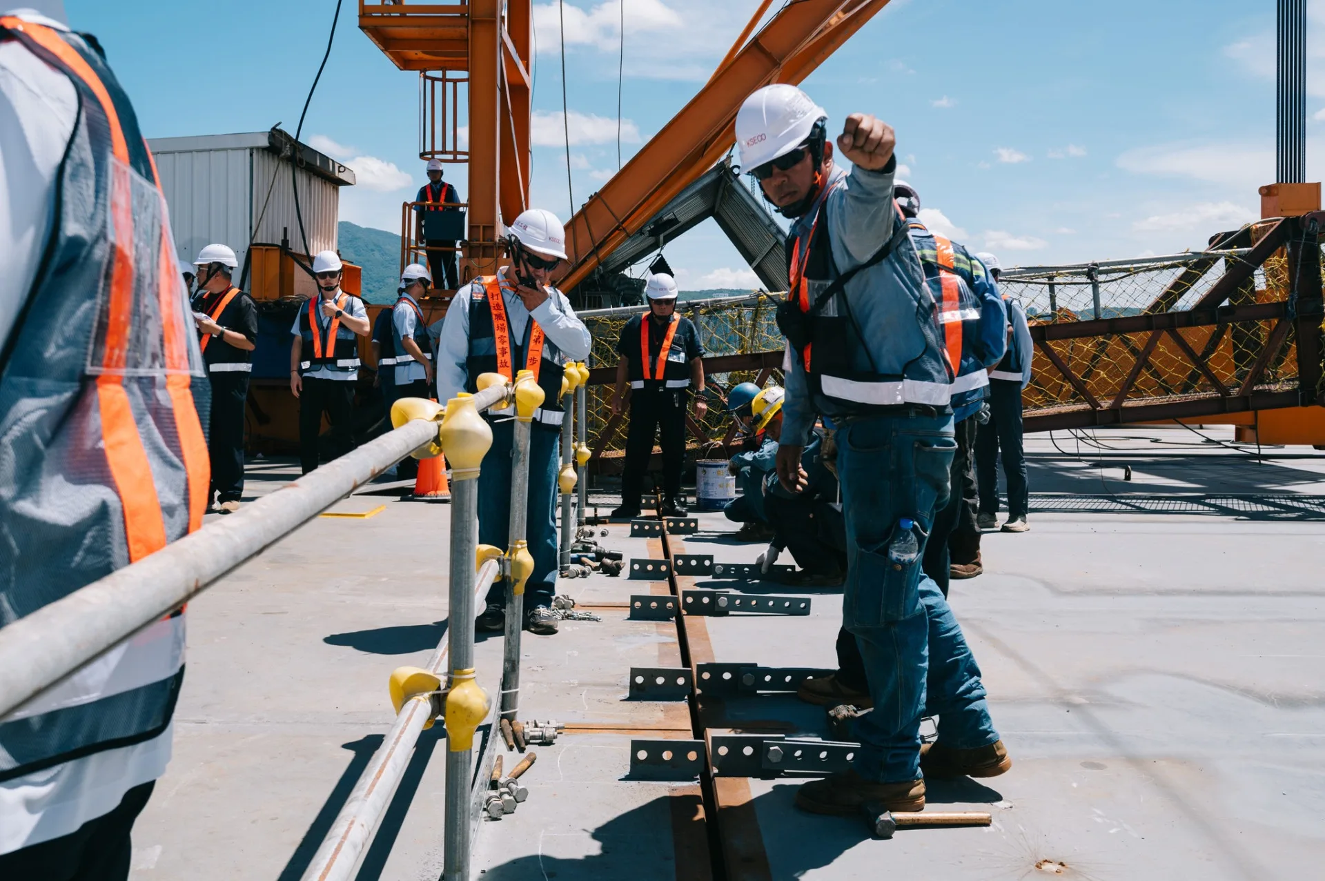 世界最大跨距單塔不對稱斜張橋、淡江大橋今天合龍。交通部提供