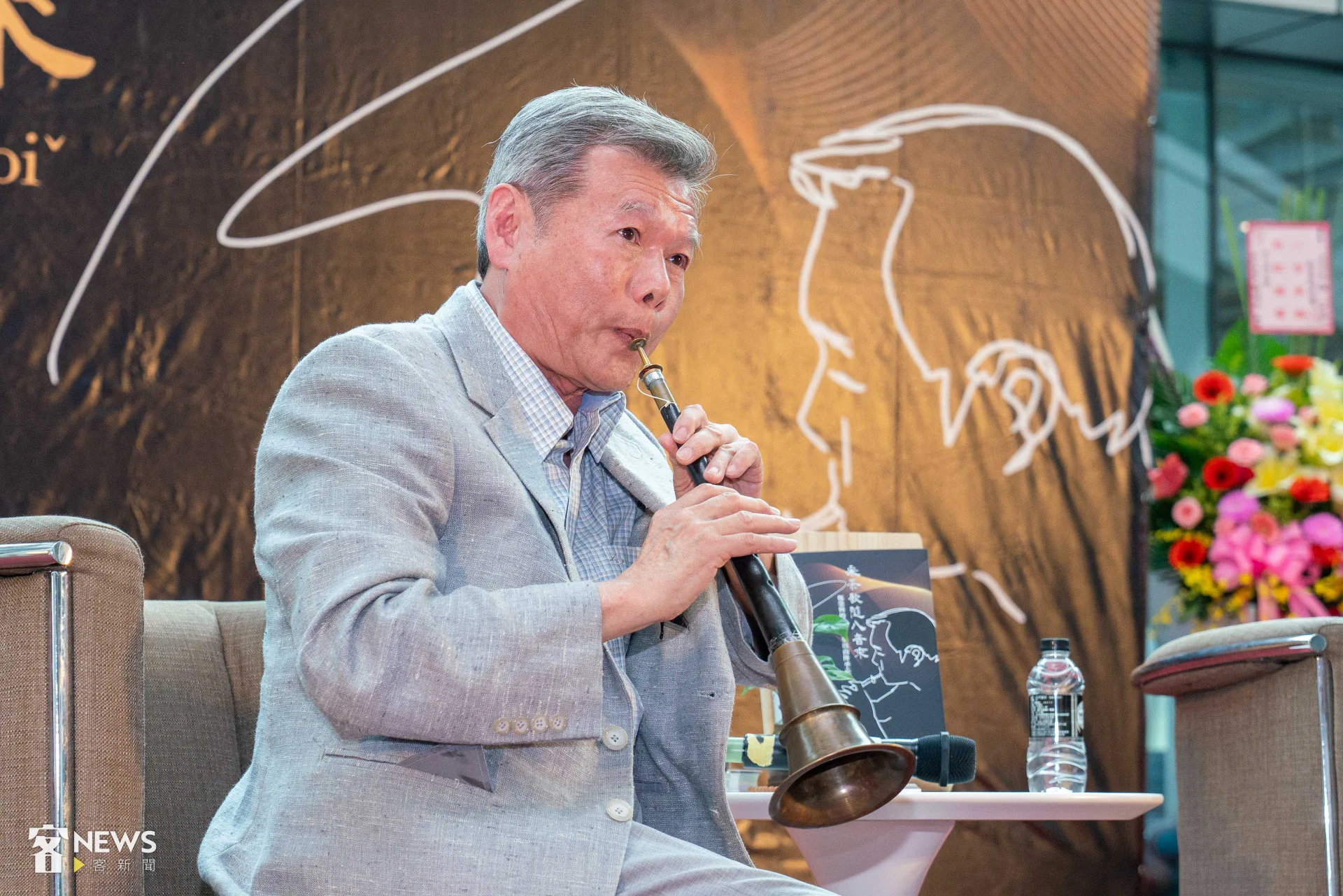 鄭榮興示範嗩吶吹奏技巧。客新聞資料照