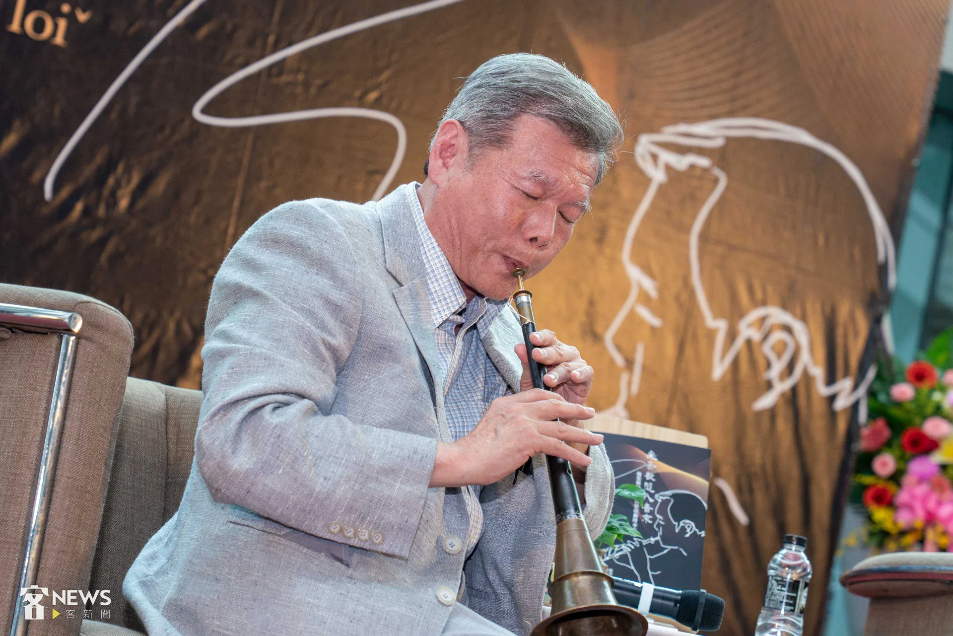 鄭榮興示範嗩吶吹奏技巧。客新聞資料照