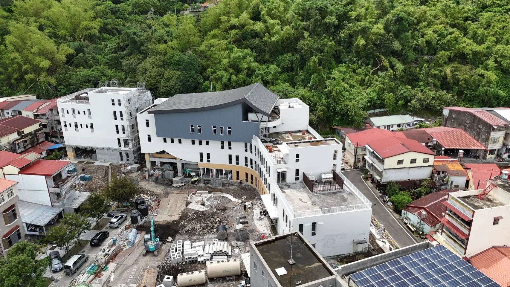 六龜區行政中心新建工程目前結構體已完工，施工團隊正加緊進行室內外裝修與戶外景觀。高市府提供