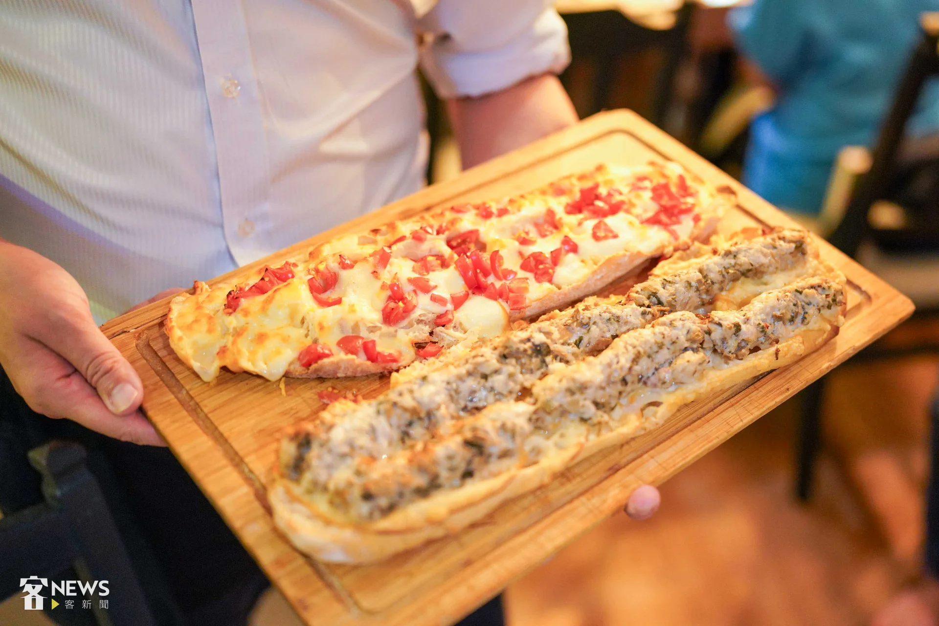 超級桌邊服務生徐仲端著烤好的覆菜肉丸怒吃餅。李台源攝