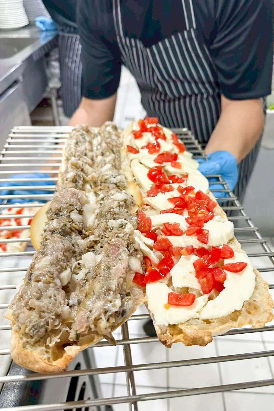 大廚端著尚未進烤箱的覆菜肉丸怒吃餅。李季鴻攝