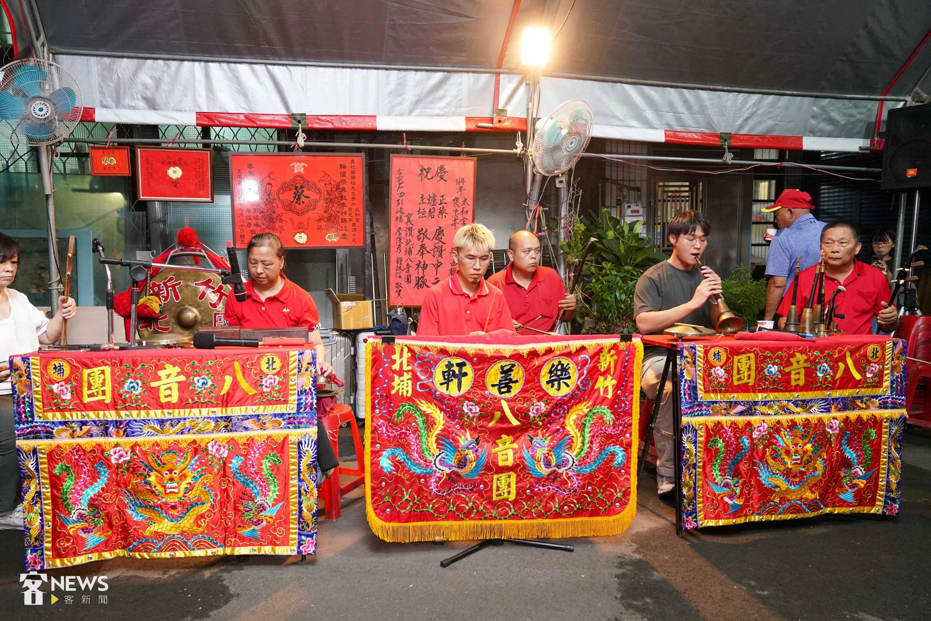 佐京與北埔八音團今年義民祭在關西聯庄的發豬請神儀式演出。朱愷元攝