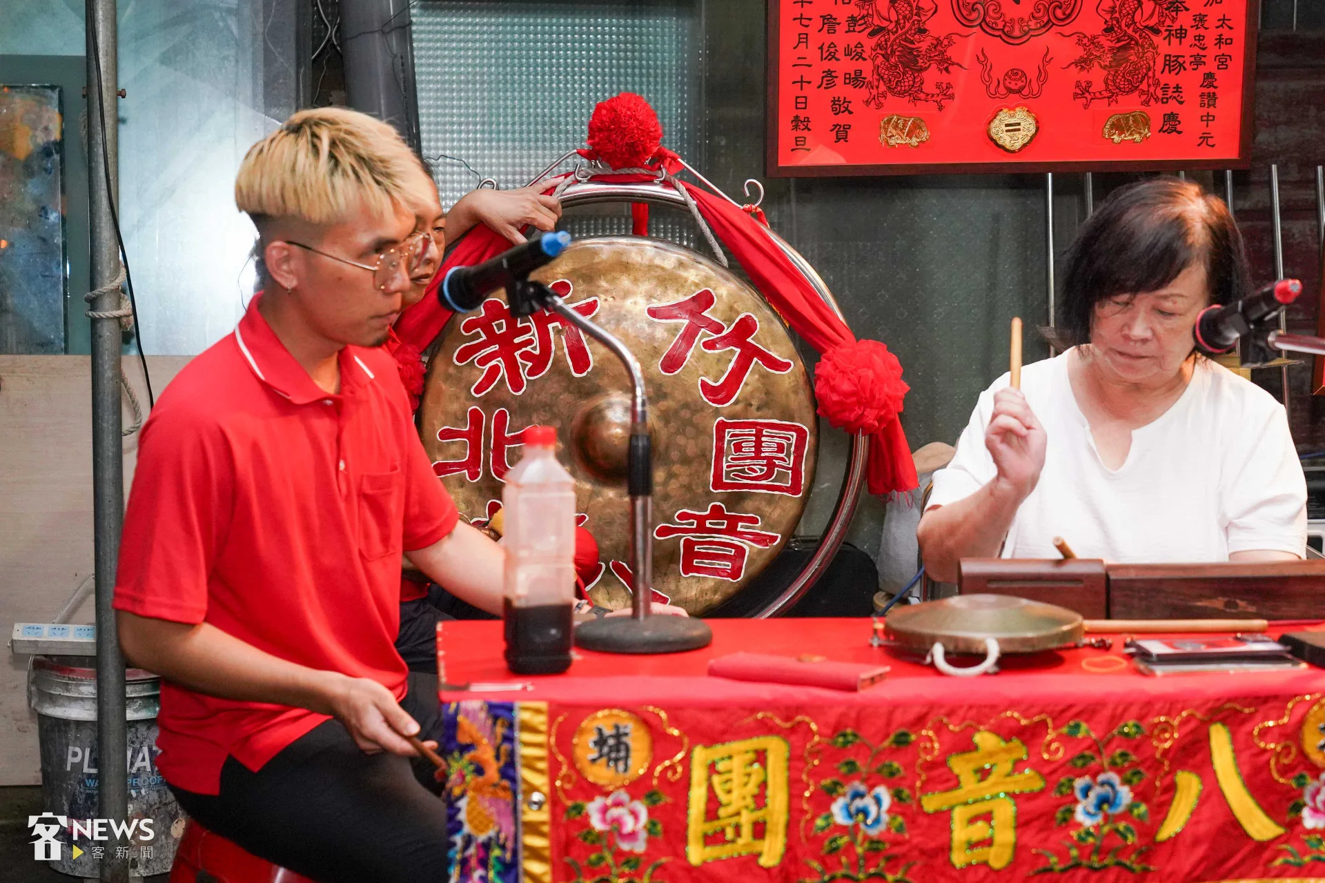 佐京與北埔八音團今年義民祭在關西聯庄的發豬請神儀式演出。朱愷元攝