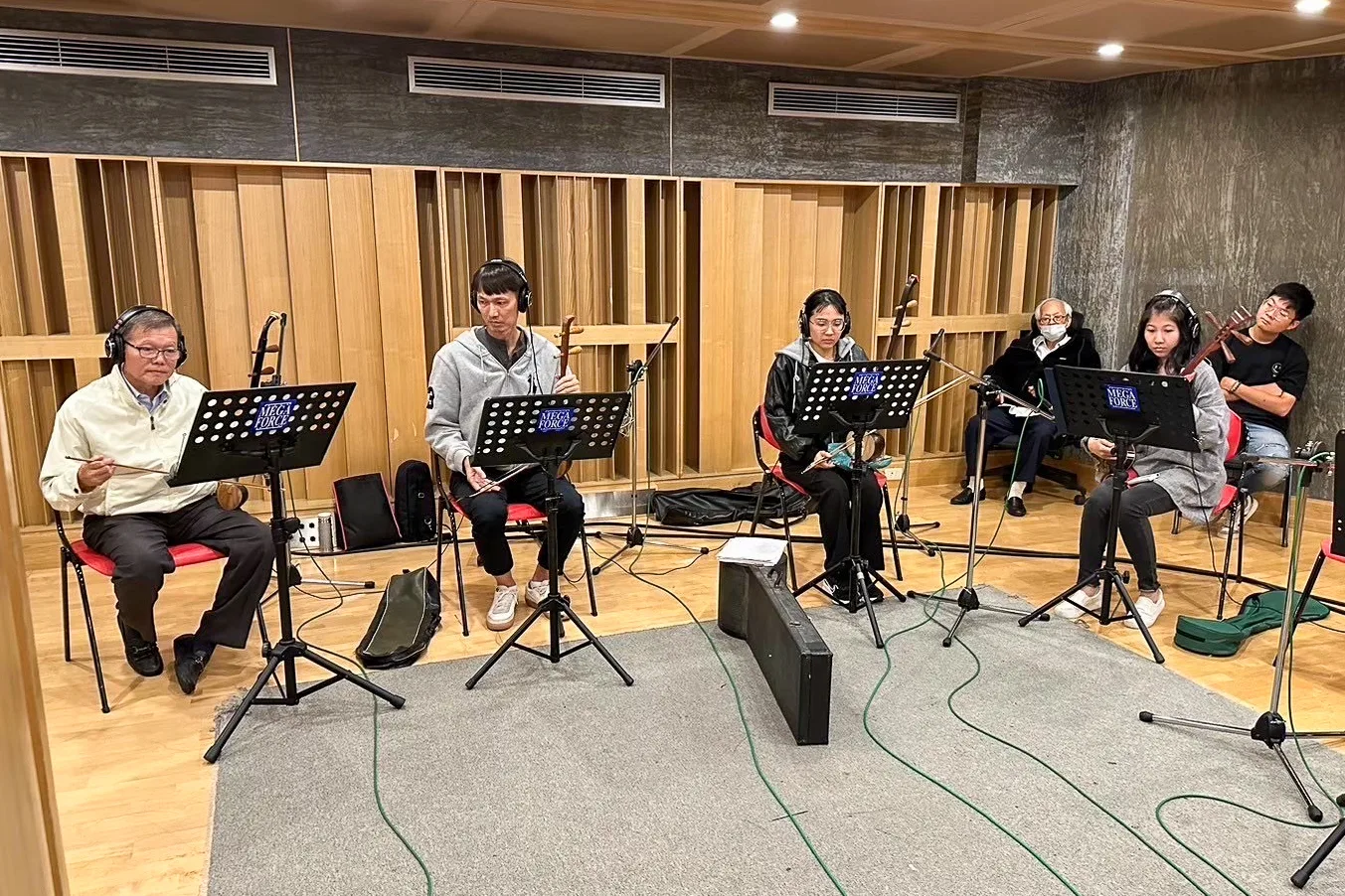 鄭榮興（左一）進到錄音室錄製八音歌曲。陳家班北管八音團提供