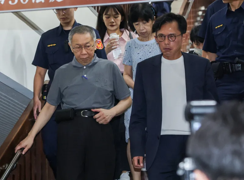 京華城案被告柯文哲、應曉薇聲請具保停押獲北院裁准，北檢提抗告，高院撤銷原裁定發回更裁。北院15日重開羈押庭，再度裁定柯文哲、應曉薇交保，且維持原交保金額。圖為柯文哲（前左）晚間離開法院。中央社