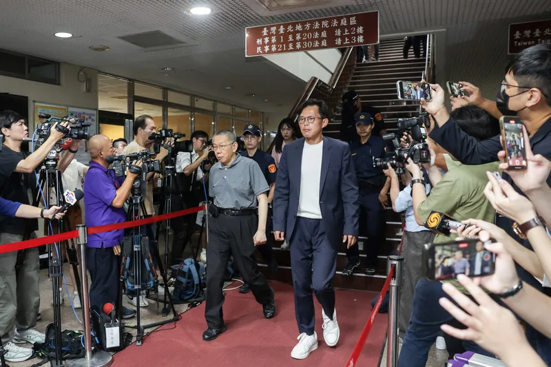 京華城案被告柯文哲聲請具保停押獲台北地方法院裁准，台北地檢署提抗告，台灣高等法院撤銷原裁定發回更裁。北院15日重開羈押庭，晚間再度裁定柯文哲交保，且維持原交保金額。圖為柯文哲（中左）由民眾黨主席黃國昌（中右）等人陪同離開法院。中央社