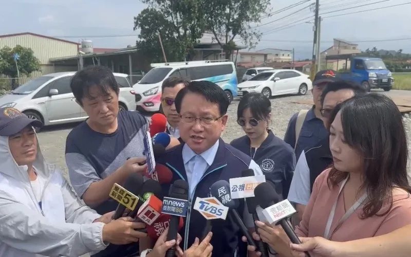 橋頭地檢署檢察長張春暉(前中)16日率隊現勘美濃盜採砂石案現場,張春暉表示,目前已執行數波查緝,羈押多名被告並查扣10、20台機具,從嚴從速積極偵辦。民眾提供