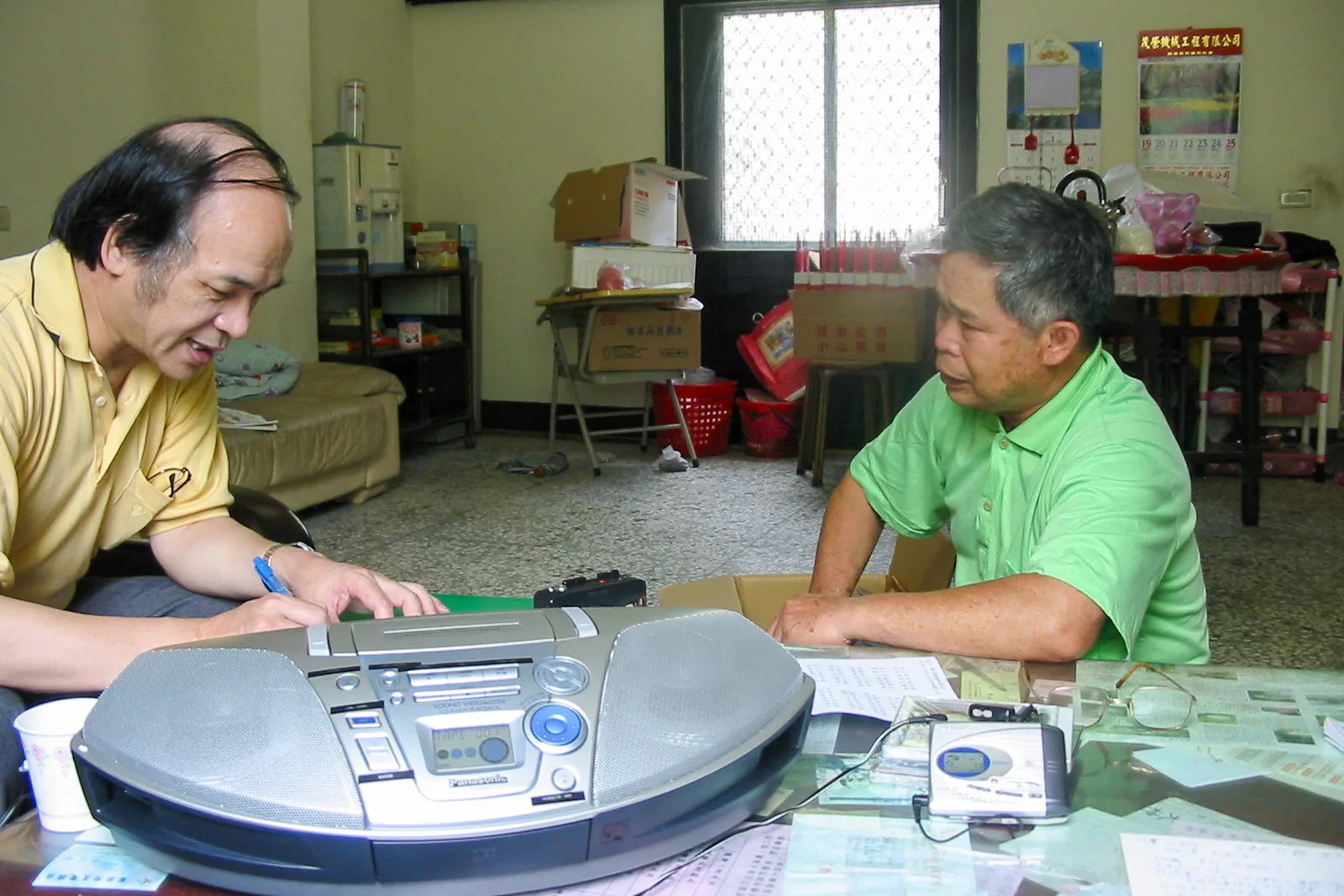 2003年6月11日山歌后陳淑姬陪同山歌研究學者呂錦明老師(左)專訪林德富先生(右)。陳淑姬提供