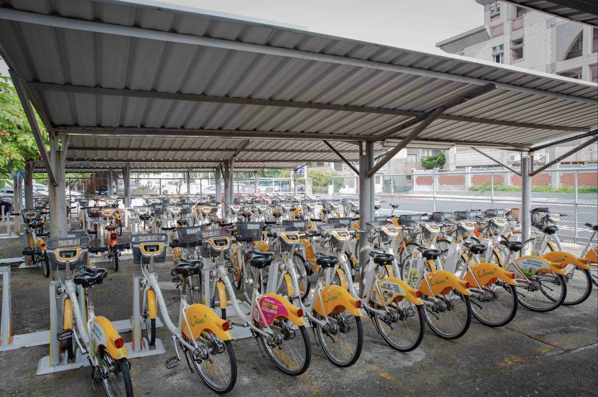 新竹市政府與新竹高中攜手合作,在學校對側校園停車場再增設152柱,並在9月1日開學日同步啟用。新竹市政府提供