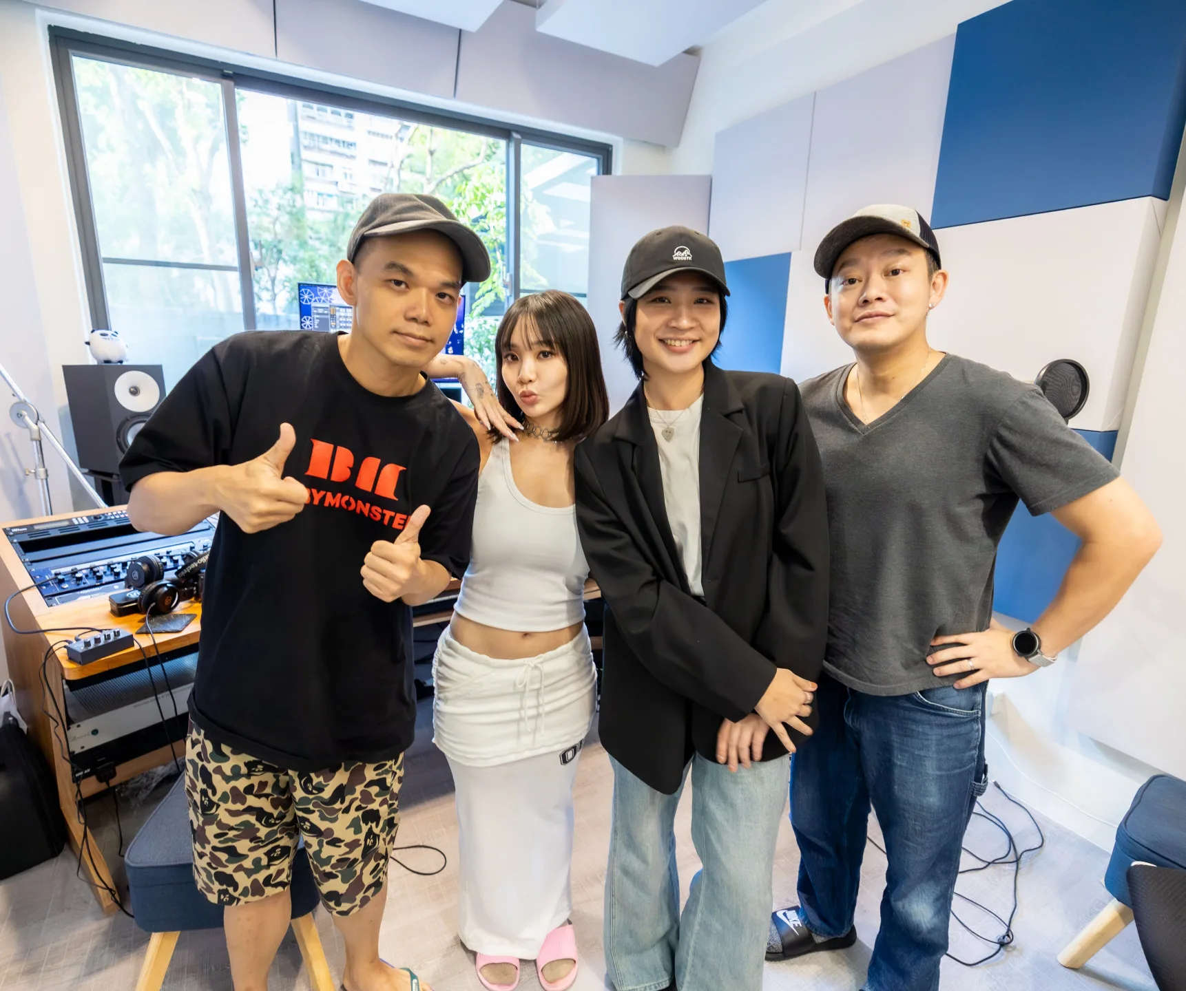 歌手陳芳語挑戰創作客語歌曲,左起製作人Tower、陳芳語、黃宇寒、錄音混音工程師Victor劉偉德。客家委員會提供