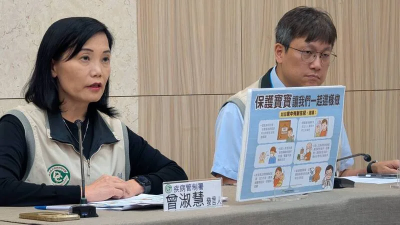 衛福部疾管署發言人曾淑慧(左)16日表示,近期腸病毒門急診就診人次呈緩升趨勢,預估將於10月上旬進入流行期。右為疾管署防疫醫師林詠青。中央社