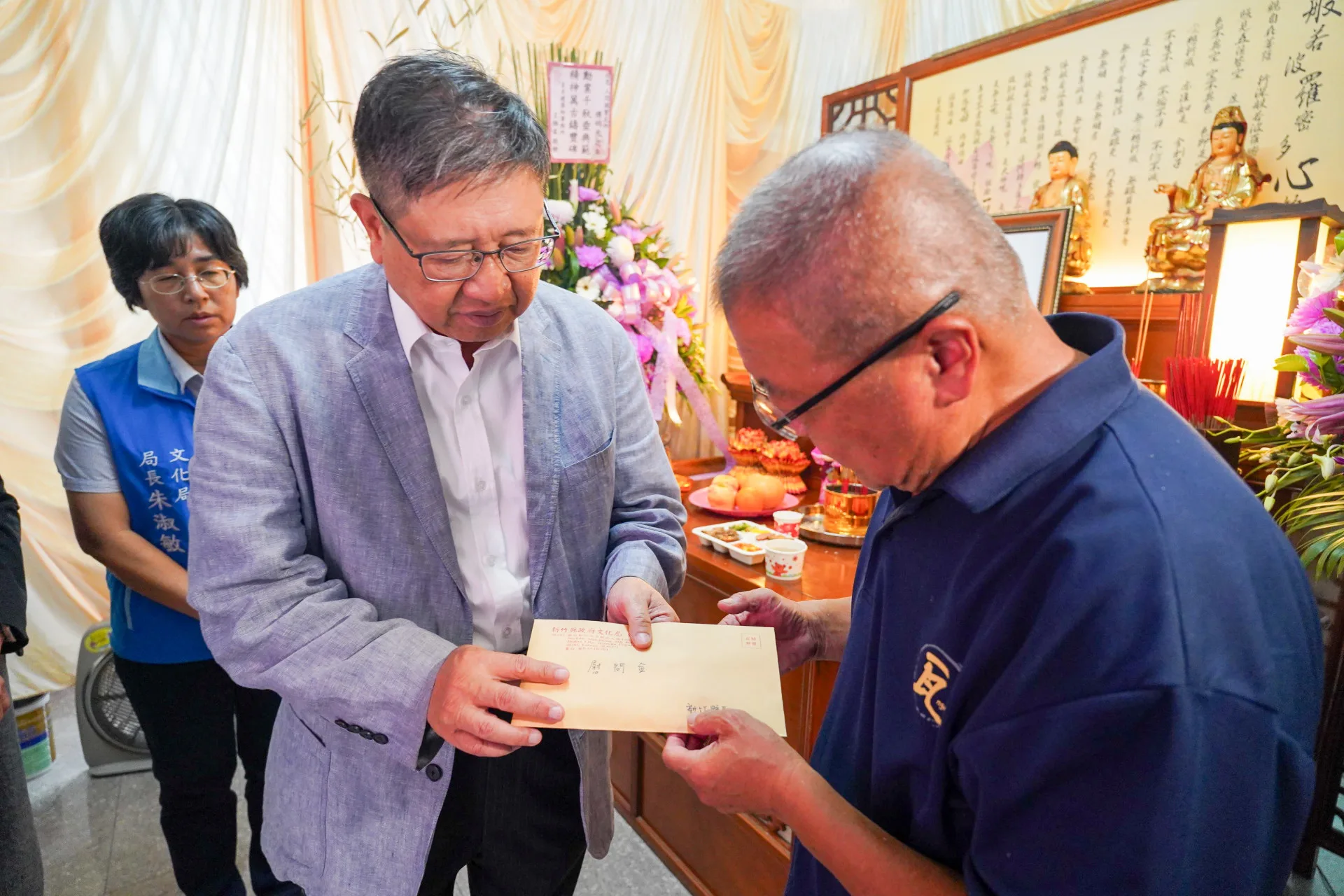 楊文科致贈慰問金。新竹縣政府提供