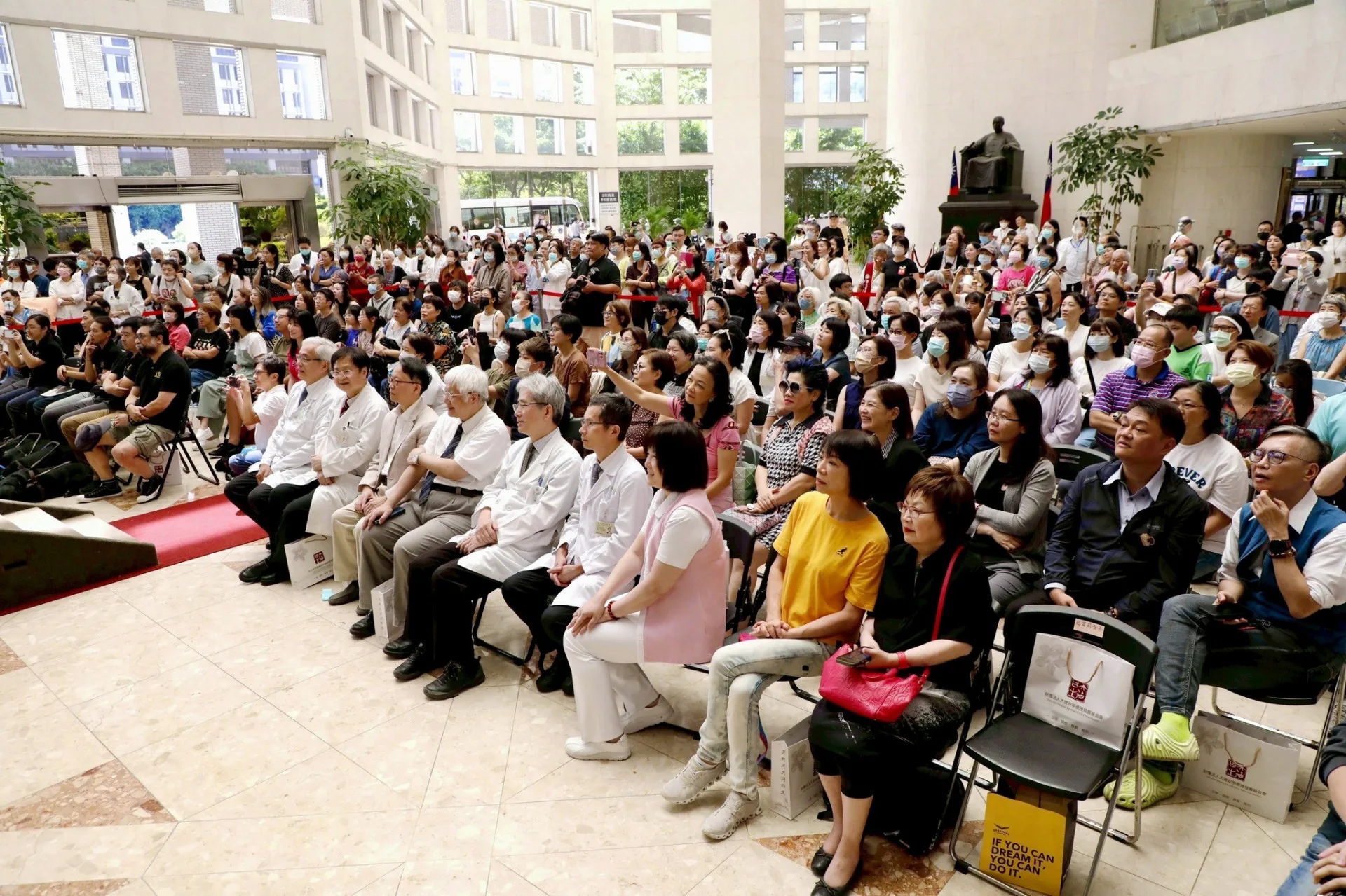 台北榮總為歐巴舉辦退休典禮,許多人前來參與。翻攝自台北榮總FB