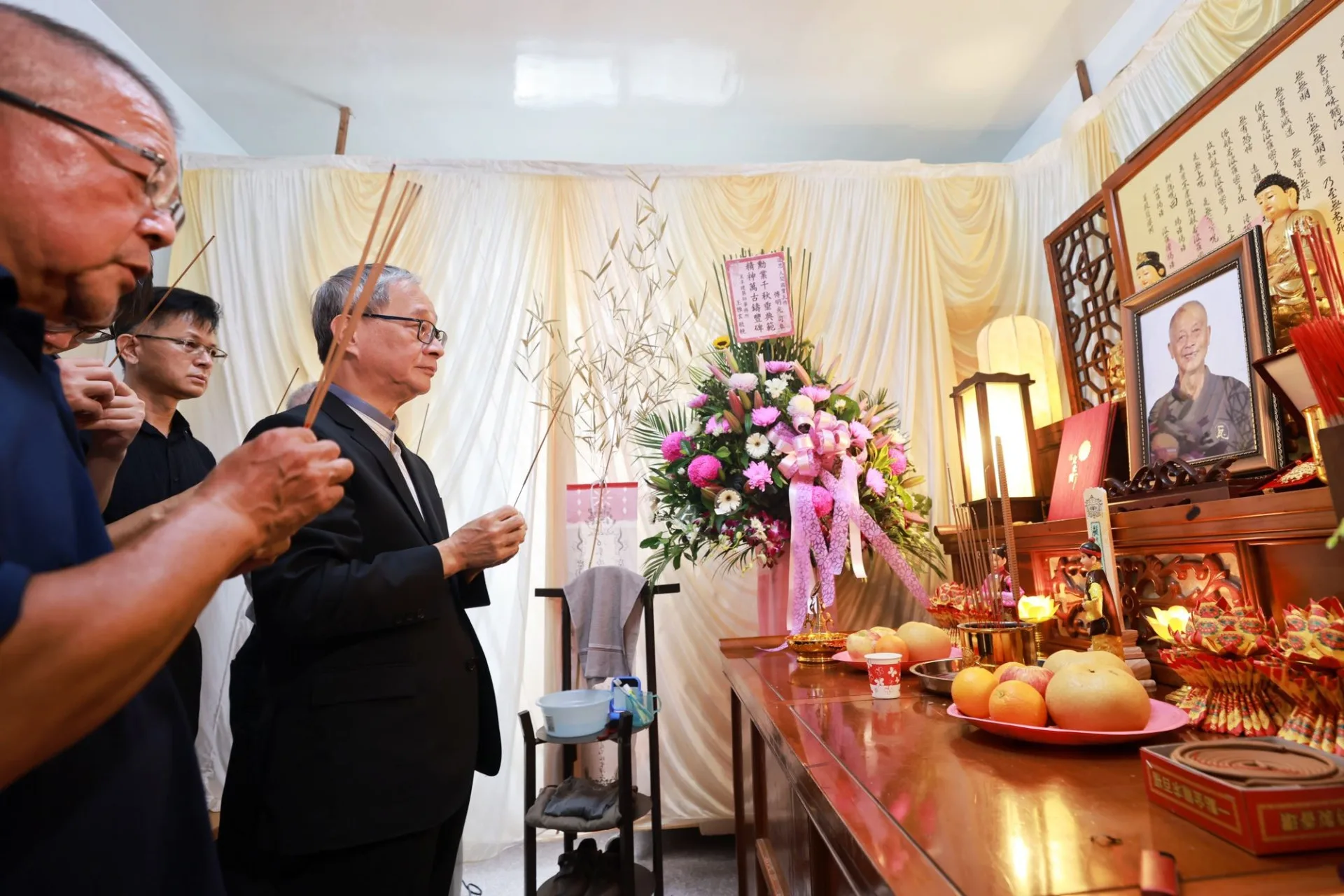 文化部長李遠今(17)日赴傅明光司阜靈堂拈香,感念其對於台灣傳統建築修復的傳承與奉獻。文化部提供