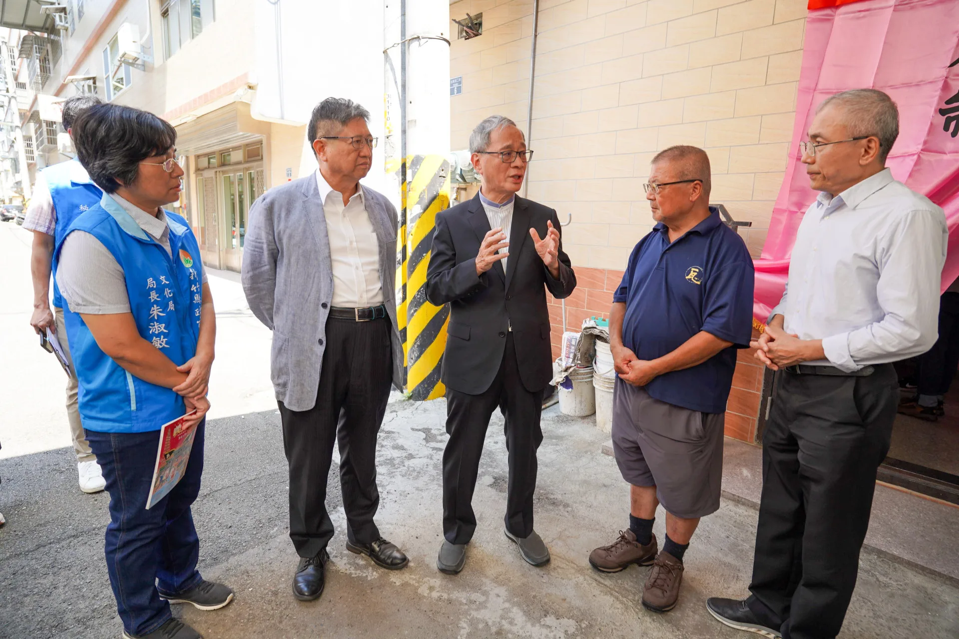 文化部長李遠(中)表示將呈請總統明令褒揚。新竹縣政府提供