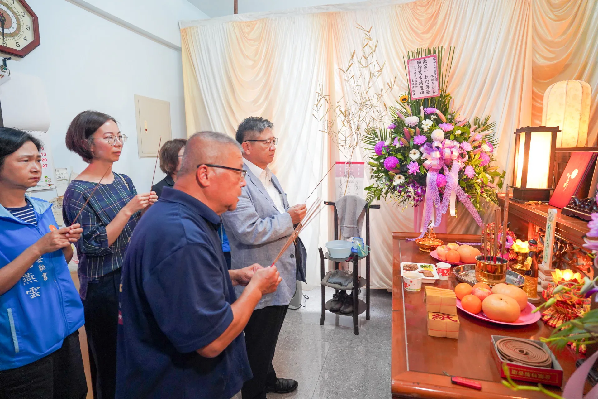 楊文科率領縣府團隊上香致意。新竹縣政府提供