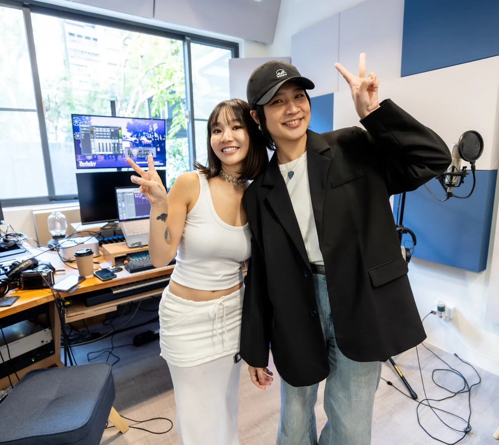 Kimberley陳芳語攜手金曲客語才女黃宇寒合作創作客語歌。客家委員會提供