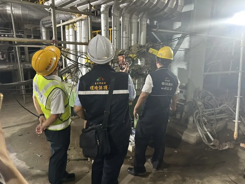 高雄興達發電廠日前火警引關注。台電公司證實,台中試運轉機組暫停進行需使用天然氣的試運轉測試作業。台中市環保局長陳宏益(右)16日赴中火視察暫停試車的燃氣機組。中市府提供