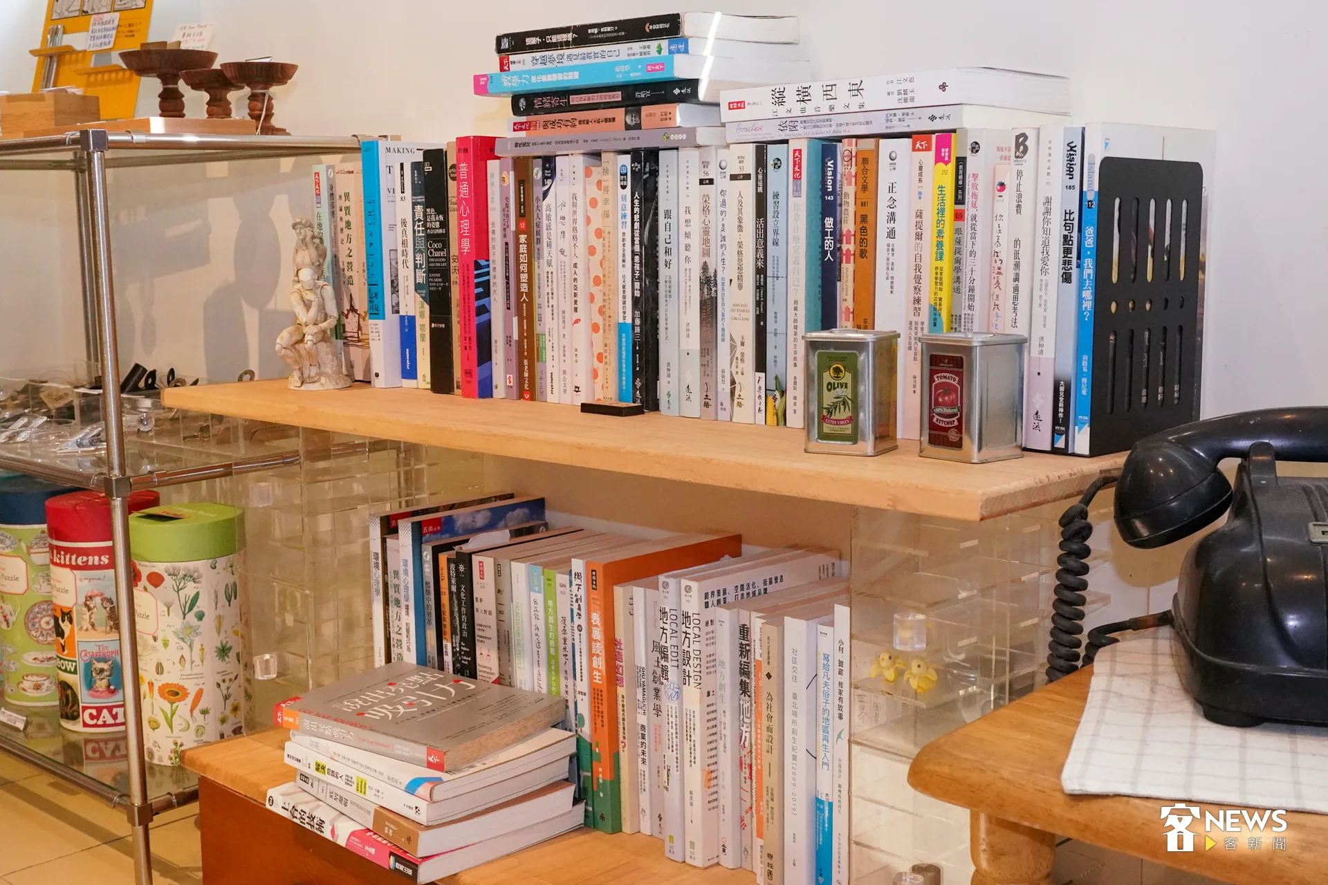 店內一角擺設書櫃，展示陳建成讀過的相關書籍，不是為了販售，只是希望路過的人們知道，苗栗仍舊有人在關心特定議題。洪藝晅攝