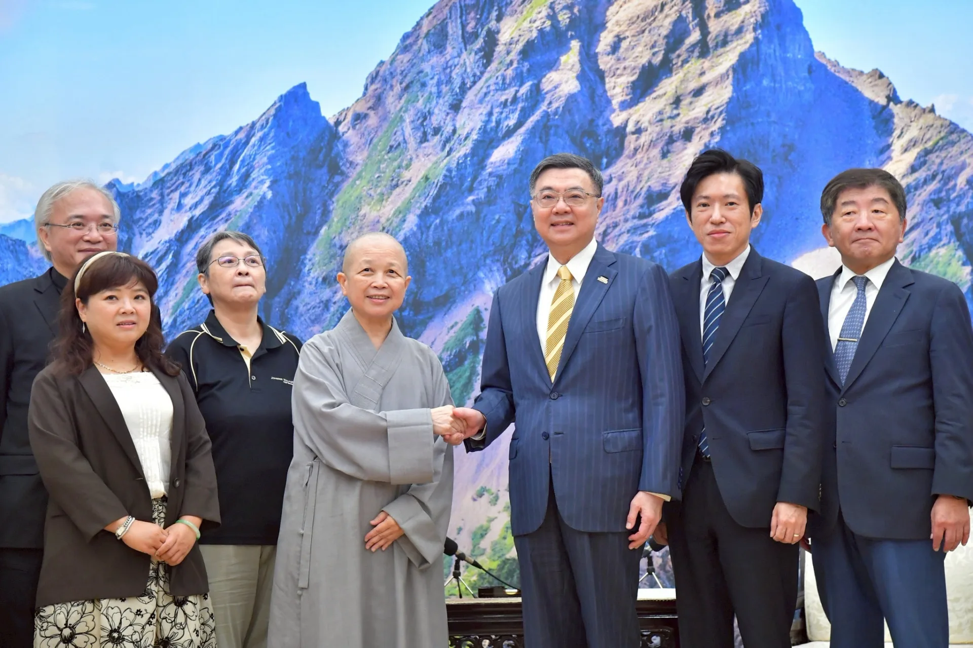 行政院長卓榮泰今天接見釋昭慧。行政院提供