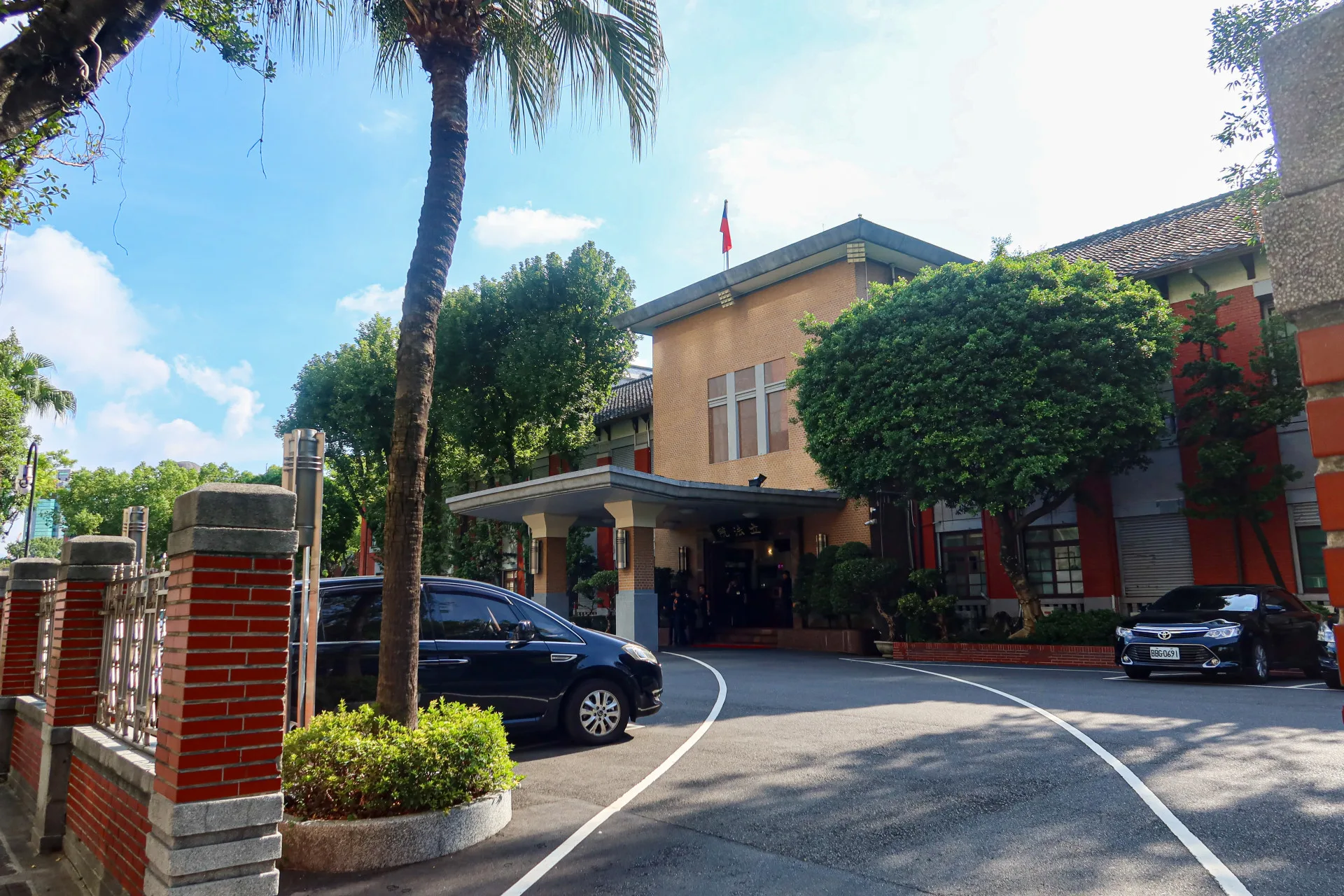 1945年531台北大轟炸，當時的台北州立第二高女遭炸毀廢校，國民政府遷台後，成為現立法院院址，原來的台北第三高女，變成北二女，後改為中山女中。何來美攝