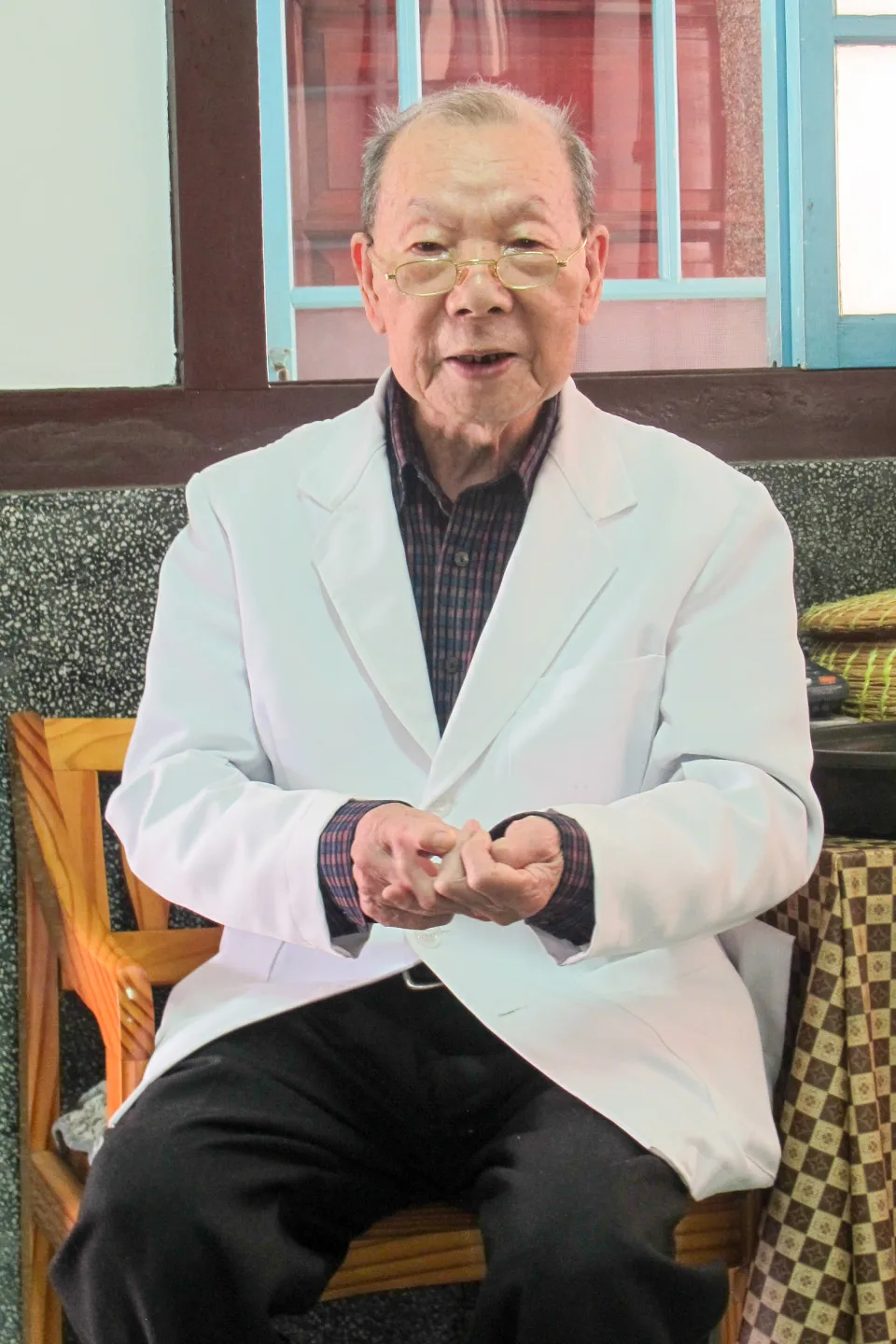 公館已故鄉醫謝春梅，1944年通過乙等醫師考試，在台北馬偕醫院受訓半年期間，躲過兩次台北大轟炸。何來美攝