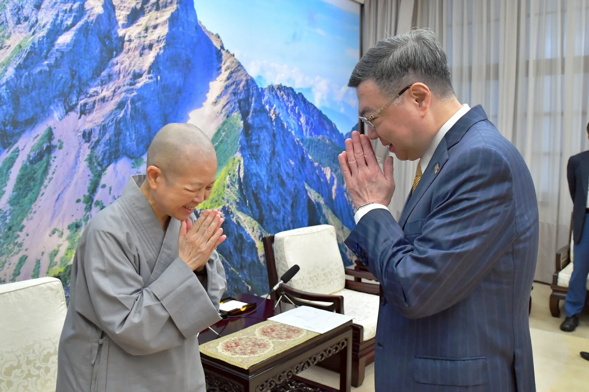 行政院長卓榮泰（右）今天接見釋昭慧（左）。行政院提供