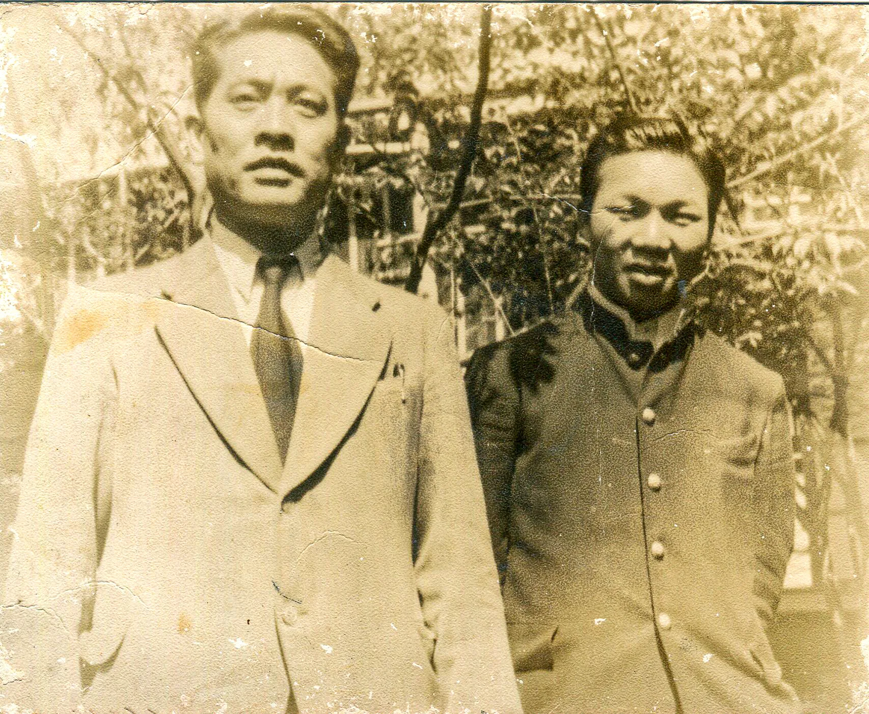 謝春梅（右）跟堂舅吳遠裕（左）在新竹學醫，與日人關係佳，光復後遭清算鬥爭，日籍妻子與4名子女被迫返回日本，吳遠裕只好回三義家鄉重新開始。謝春梅提供